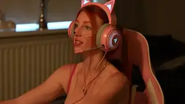 [Onlyfans] Red Firesquirt – Gaming Girlfriend Gets Fucked By BBC Boyfriend [1080p] Video